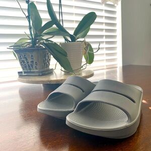 Oofos slip ons, size 4 mens / size 6 womens, gray